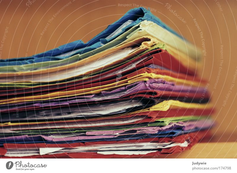 Mappen Gedeckte Farben Innenaufnahme Menschenleer Hintergrund neutral Schwache Tiefenschärfe Bildung Wissenschaften Schule Schüler Berufsausbildung Studium