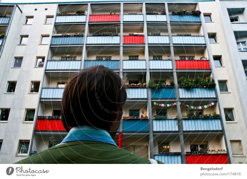 4. Stock rechts Häusliches Leben Wohnung Haus Mensch maskulin 1 Stadt überbevölkert Hochhaus Plattenbau Fassade Balkon Fenster Etage hässlich mehrfarbig