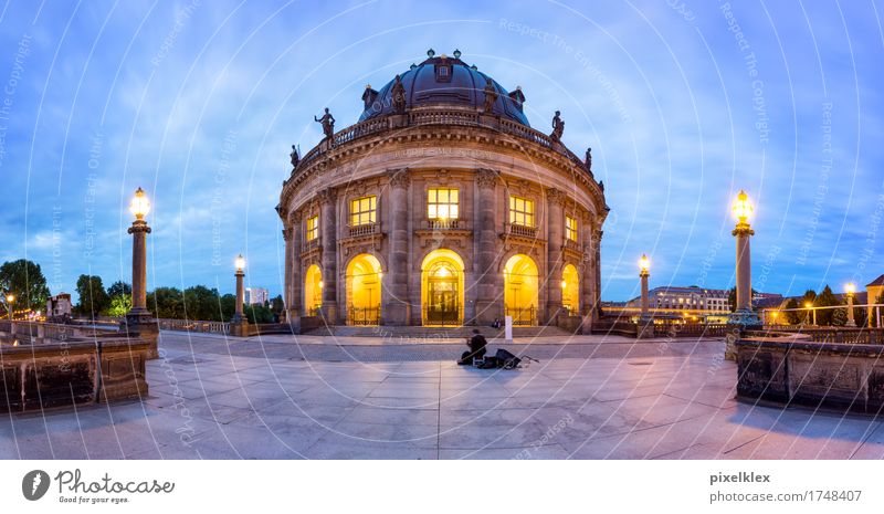 Bode-Museum bei Nacht Ferien & Urlaub & Reisen Tourismus Sightseeing Städtereise Sommer Nachtleben Kunst Ausstellung Kultur Straßenmusiker Gitarrenspieler