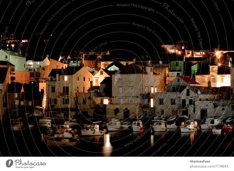 Nightlife - Vis, Kroatien Farbfoto Außenaufnahme Textfreiraum oben Textfreiraum unten Nacht Licht Schatten Kontrast Reflexion & Spiegelung Langzeitbelichtung