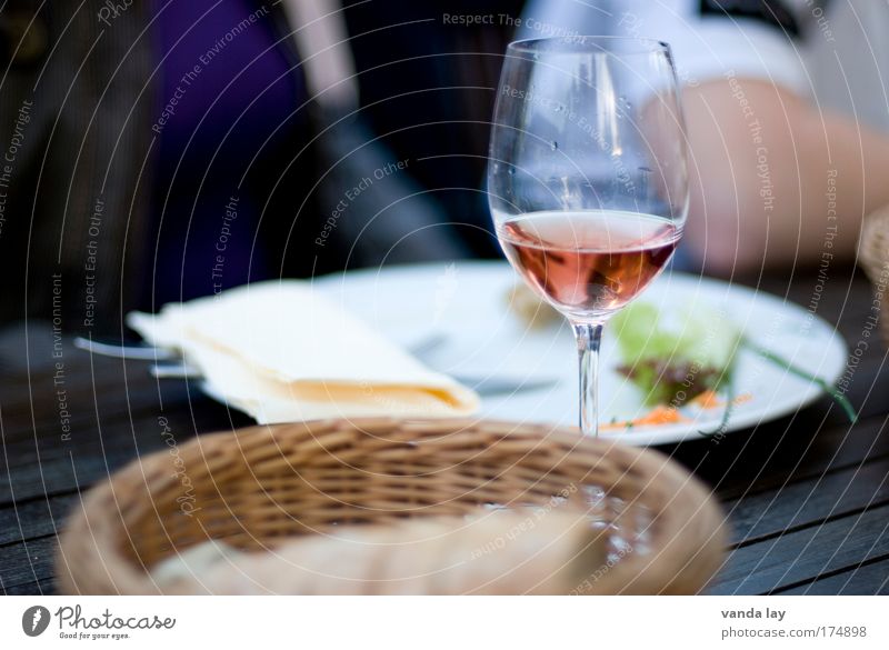 Mahlzeit Farbfoto Außenaufnahme Nahaufnahme Tag Schwache Tiefenschärfe Lebensmittel Brot Ernährung Slowfood Italienische Küche Getränk Alkohol Wein Lifestyle