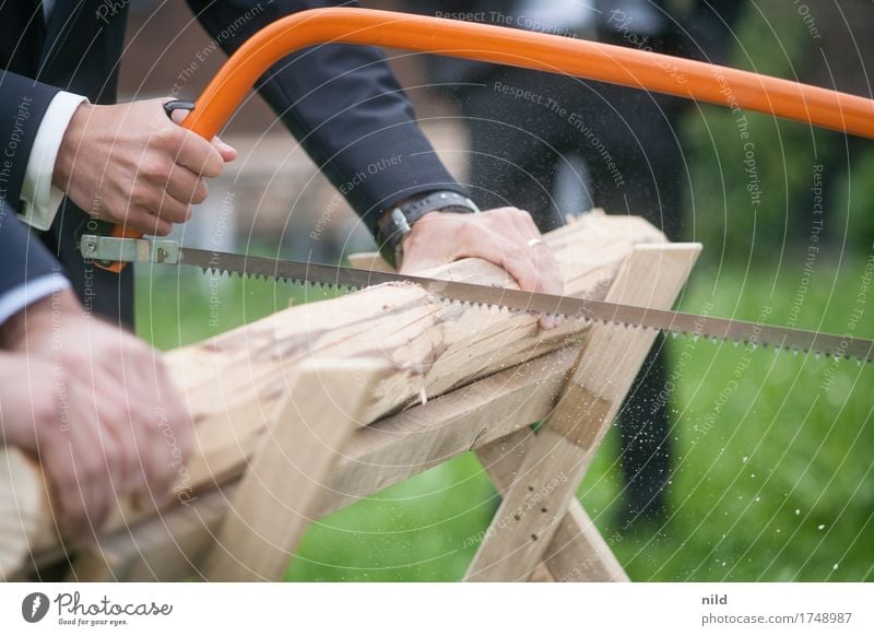 ...immer diese Hochzeitsspielchen heimwerken Feste & Feiern Handwerker Mensch maskulin Anzug Arbeit & Erwerbstätigkeit festhalten Freude Zusammensein Liebe