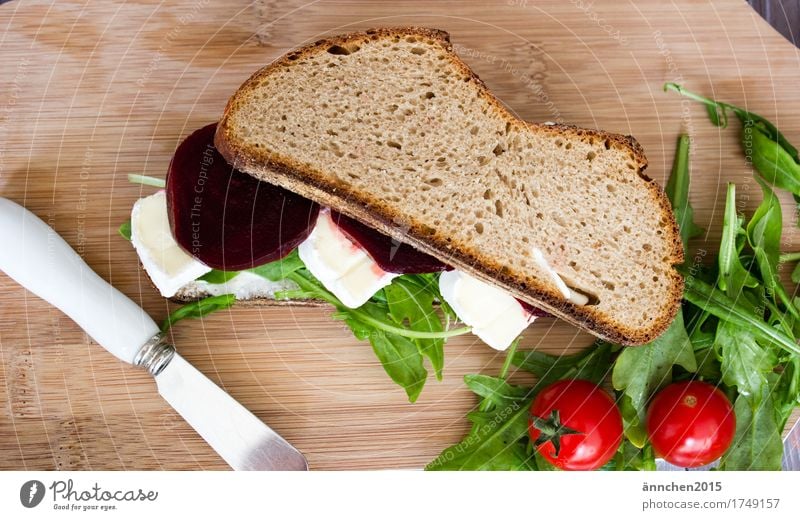 Stulle I Messer Tomate Rote Beete Salat Rucola Brie Käse Brot Schneidebrett Gesundheit Gesunde Ernährung Speise Essen Foodfotografie Frühstück Slowfood