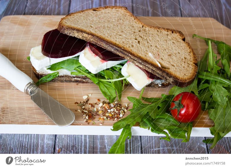 Stulle II Messer Tomate Rote Beete Salat Rucola Brie Käse Brot Schneidebrett Gesundheit Gesunde Ernährung Speise Essen Foodfotografie Frühstück Slowfood