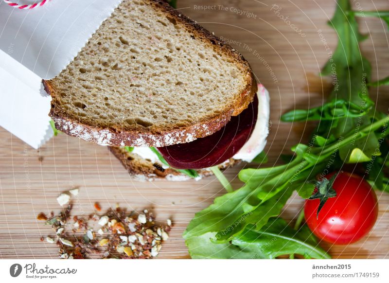 Brotzeit I Messer Tomate Rote Beete Salat Rucola Brie Käse Schneidebrett Gesundheit Gesunde Ernährung Speise Essen Foodfotografie Frühstück Slowfood Schmiererei