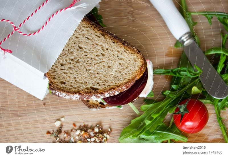 Superstulle Verpackung Belegtes Brot Pergamentpapier Schnurren verpackt einpacken Tomate Rote Beete Salat Rucola Brie Käse Schneidebrett Gesundheit