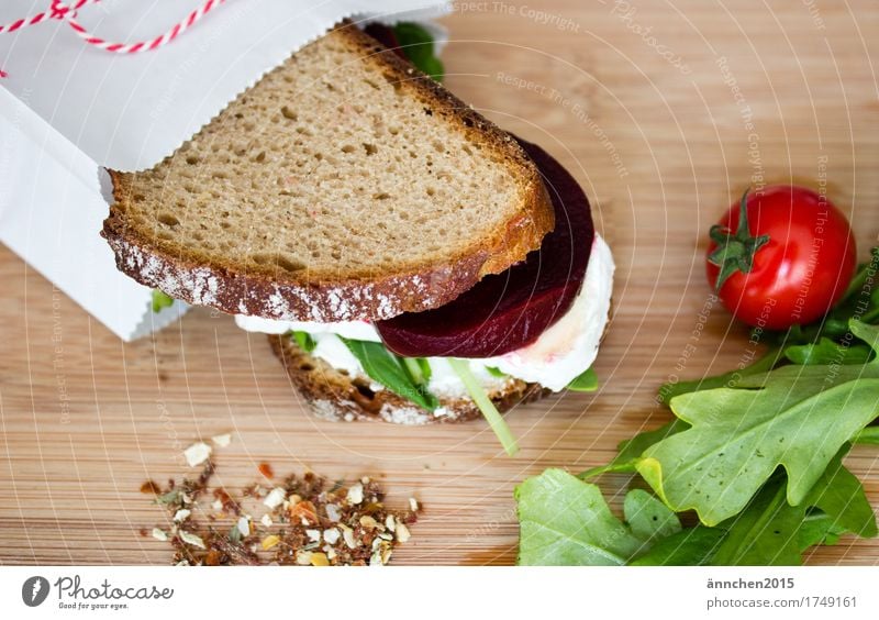 Brotzeit II Verpackung Belegtes Brot Pergamentpapier Schnurren verpackt einpacken Tomate Rote Beete Salat Rucola Brie Käse Schneidebrett Gesundheit