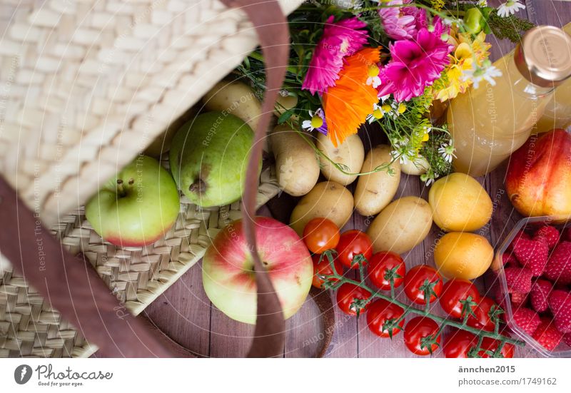 Bunter Einkauf mehrfarbig Frucht Blume Tag Apfel Birne kaufen Tasche Korb Apfelsaft Himbeeren Tomate rot grün plastikfrei Kartoffeln Sommer Herbst Erntedankfest