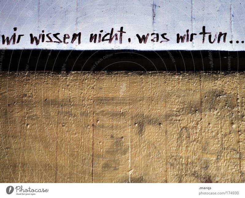 42 Farbfoto Gedeckte Farben Textfreiraum unten Textfreiraum Mitte Lifestyle Stil Jugendkultur Subkultur Stadt Mauer Wand Schriftzeichen Graffiti machen