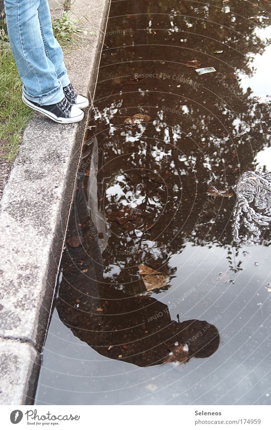 Spieglein, Spieglein Farbfoto Außenaufnahme Textfreiraum rechts Textfreiraum oben Reflexion & Spiegelung Lichterscheinung Oberkörper Ganzkörperaufnahme