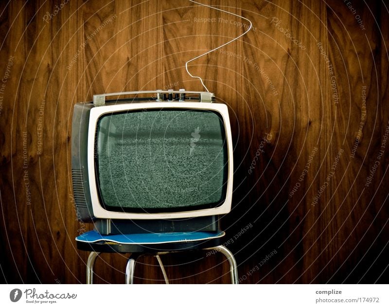 Television Nonstop Farbfoto Textfreiraum rechts Textfreiraum oben Freude Häusliches Leben Wohnung Umzug (Wohnungswechsel) Wohnzimmer Medienbranche Fernseher