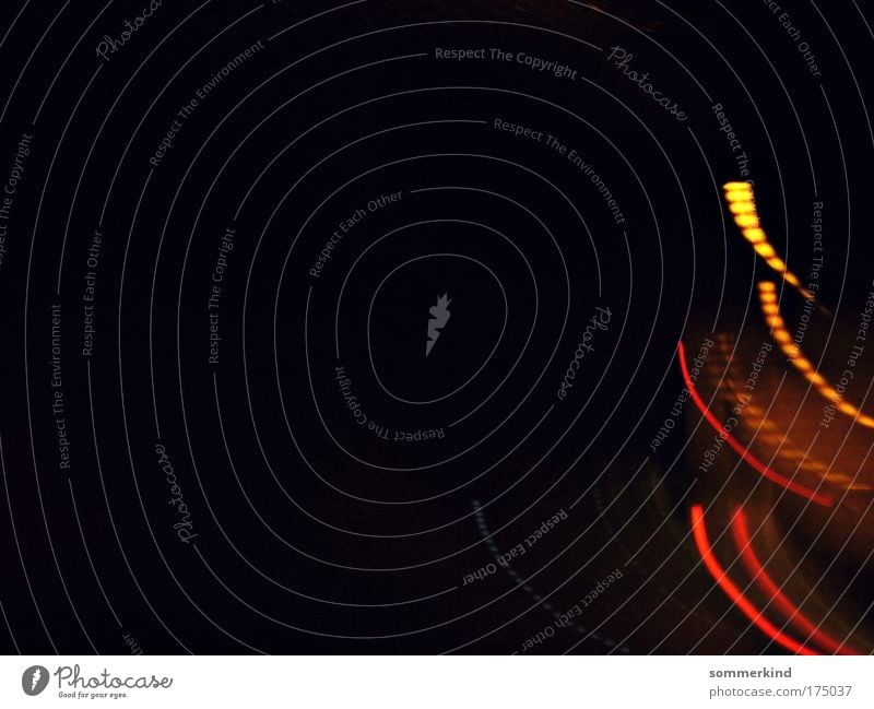 Fliegende Lichter Schleife leuchten hell Wärme gelb gold rot schwarz minimalistisch Streifen Autoscheinwerfer Kurve Punkt Linie orange Schliere