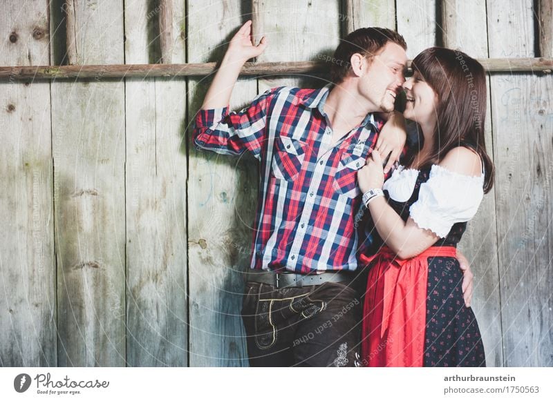 Junge Paar in Tracht Lifestyle Stil Leben Ferien & Urlaub & Reisen Tourismus Oktoberfest Jahrmarkt Tanzen Mensch maskulin feminin Junge Frau Jugendliche