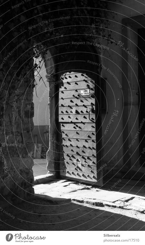 Irgendeine Tür geht immer auf! Schatten Sonnenlicht Licht Lichteinfall Hoffnung Architektur Schwarzweißfoto Trauer Verzweiflung Burg oder Schloss offene Tür