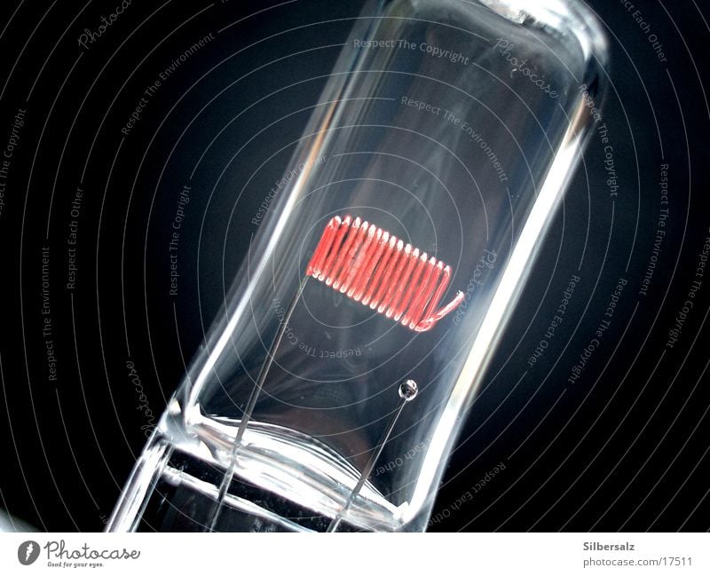 Durchgebrannt Halogenlampe Glühbirne kaputt Lampe Makroaufnahme Nahaufnahme Elektrisches Gerät Technik & Technologie durchgebrannt Kontrast Trennung