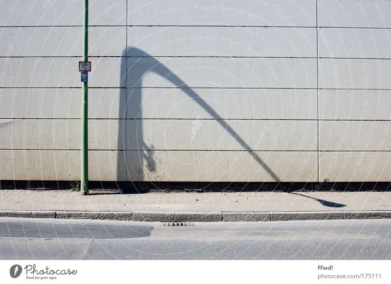 [PC-Usertreff Ffm]: Durchhänger Farbfoto Gedeckte Farben Außenaufnahme Tag Schatten Zentralperspektive Stadt Stadtrand Menschenleer Mauer Wand Fassade Straße