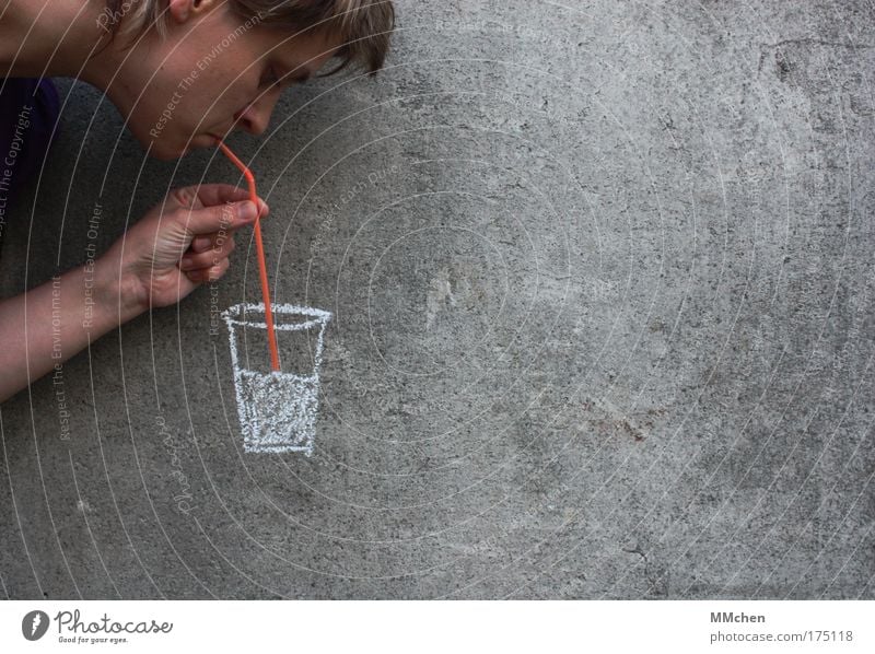 *schlürf* Farbfoto Textfreiraum rechts Getränk Erfrischungsgetränk Trinkwasser Limonade Saft Alkohol Spirituosen Longdrink Cocktail Glas trinken Kopf Gesicht