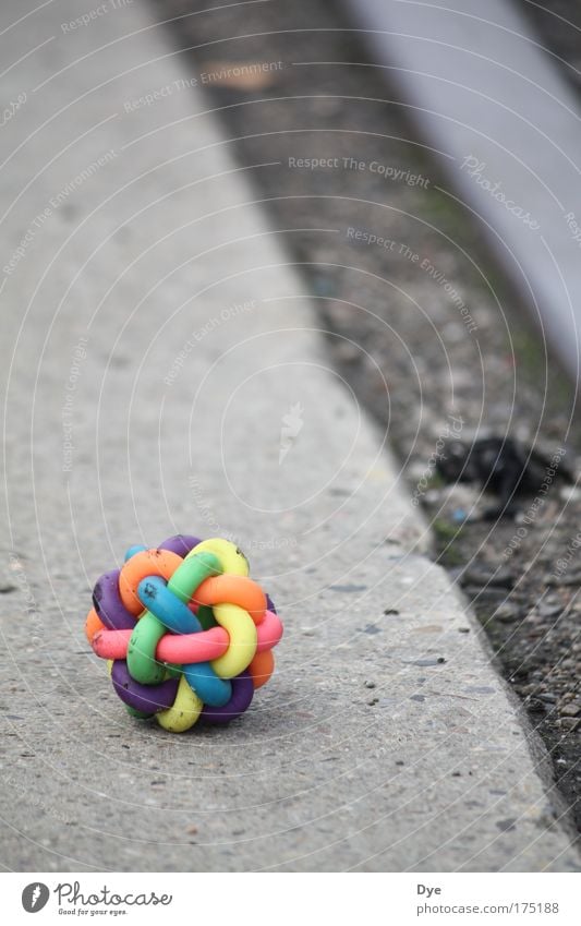 Bunt, na und? Farbfoto Außenaufnahme Nahaufnahme Muster Menschenleer Tag Schwache Tiefenschärfe Froschperspektive Schienenverkehr Spielzeug Beton Metall