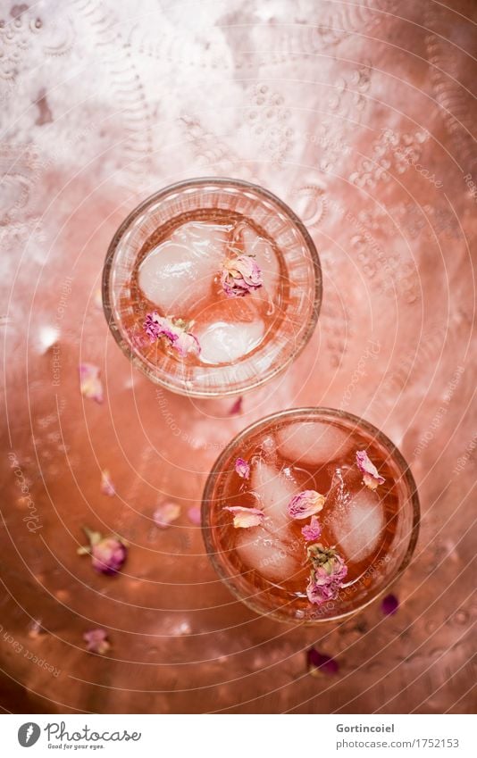 Roseneistee Lebensmittel Getränk Erfrischungsgetränk Limonade Tee Glas kalt orange Kupfer Rosenblätter Eistee Eiswürfel Tablett Farbfoto Gedeckte Farben