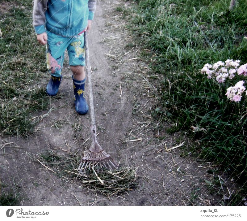 - - - - - - - Farbfoto Außenaufnahme Textfreiraum rechts Kind Junge 1 Mensch 3-8 Jahre Kindheit Arbeitsbekleidung Hose Gummistiefel dreckig Haken gehen