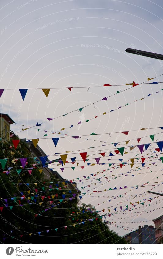 Wimpel Dekoration & Verzierung Fahne Feste & Feiern Kreuzberg Party Schmuck Straßenfest Stadt wimpelkette Häusliches Leben Wohngebiet Himmel Dämmerung