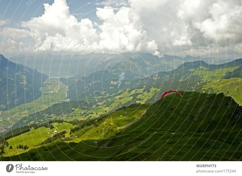 Absprung mit dem Gleitschirm im Berner Oberland Farbfoto Außenaufnahme Tag Starke Tiefenschärfe Vogelperspektive Weitwinkel Ferien & Urlaub & Reisen Tourismus