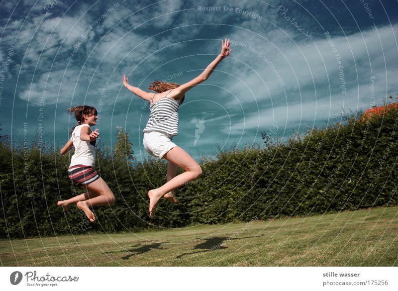 Sommerfreuden Außenaufnahme Freude Glück Spielen Freiheit Sonne Garten Feierabend Mensch feminin Mädchen Junge Frau Jugendliche Freundschaft Leben 2 Himmel