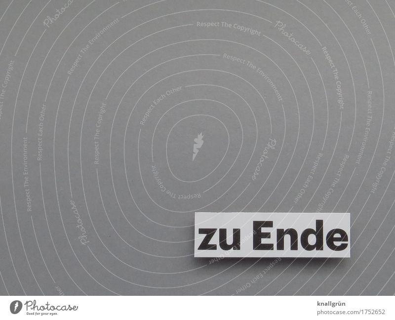 zu Ende Schriftzeichen Schilder & Markierungen Kommunizieren eckig grau schwarz weiß Gefühle Stimmung Traurigkeit Trauer Tod Endzeitstimmung Termin & Datum Zeit