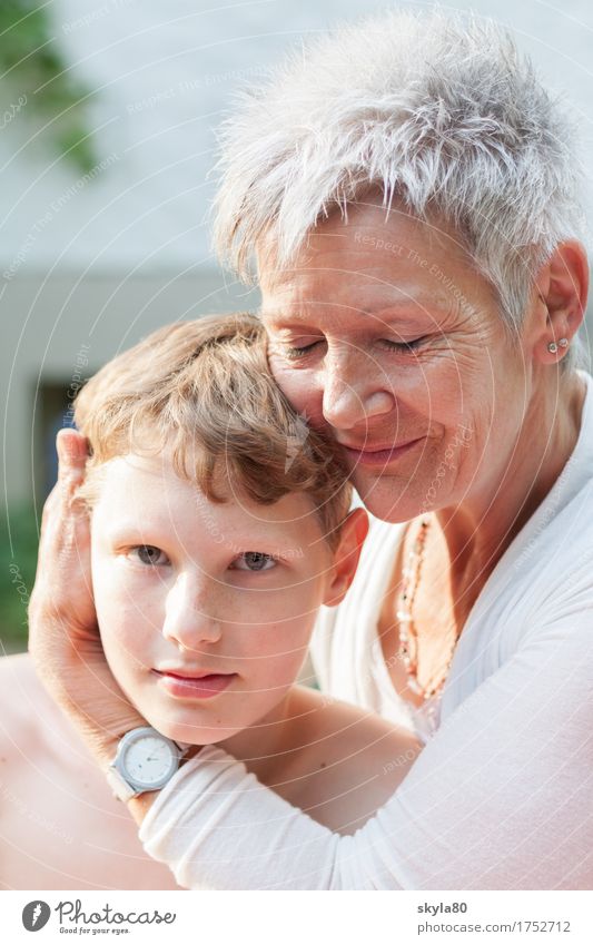 Geborgenheit Familienglück 3-8 Jahre 60 und älter Freundlichkeit festhalten gemeinsam Fröhlichkeit Kindheit Lebensfreude grauhaarig liebevoll Enkelkind