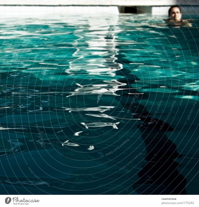 Farbfoto Außenaufnahme Tag Freude Erholung ruhig Schwimmen & Baden Sommer Wassersport Mensch Kopf 1 Schwimmbad genießen blau Geborgenheit friedlich Gelassenheit