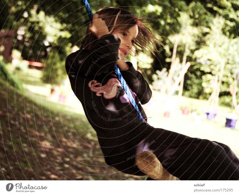 Kinderleicht Farbfoto Außenaufnahme Tag Licht Schatten Porträt Ganzkörperaufnahme Freude Leben Freizeit & Hobby Kinderspiel Sommer Garten schaukeln Mädchen