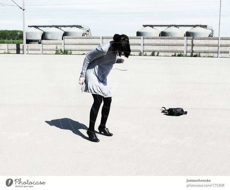 Die Tänzerin Frau jung stehen tanzen Tanz Wut grau hell Beton Platz frei Freiheit Kleid Minikleid Handtasche Tasche Schatten Licht Kontrast Veitstanz trotzig