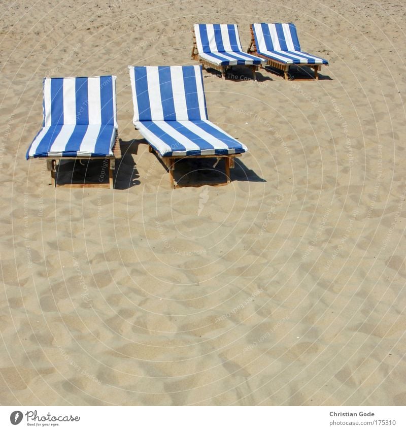 Partnerliegen Sand blau Liege Streifen Sandstrand Ferien & Urlaub & Reisen Urlaubsort Fußspur blau-weiß gelb Strand Strandleben Belgien belgische Küste De Haan