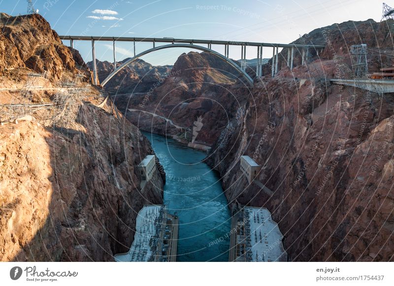 überbrücken Ferien & Urlaub & Reisen Tourismus Energiewirtschaft Erneuerbare Energie Wasserkraftwerk Umwelt Klima Klimawandel Felsen Schlucht Fluss