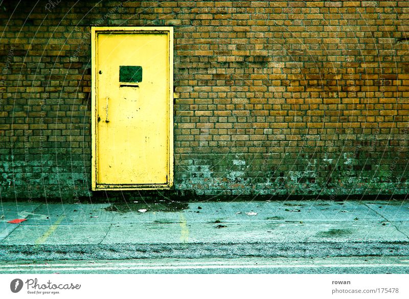 room 101 Farbfoto Außenaufnahme Tag Haus Industrieanlage Bauwerk Gebäude Architektur Mauer Wand Tür alt dreckig dunkel gruselig kalt kaputt trist Stadt