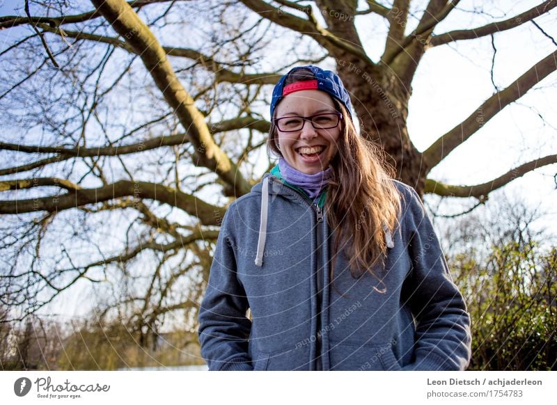 Da lacht sie nur, das Mädchen mit der Schirmmütze Ausflug Mensch feminin Junge Frau Jugendliche Erwachsene 1 18-30 Jahre Bekleidung Pullover Mütze Brillenträger