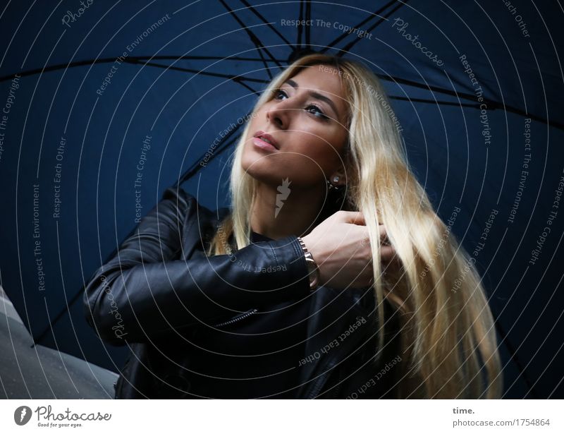 Pisa feminin 1 Mensch Pullover Jacke Lederjacke Regenschirm blond langhaarig beobachten Blick stehen warten schön selbstbewußt Willensstärke Mut Wachsamkeit