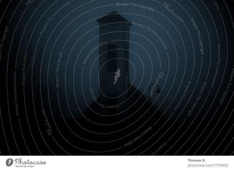 Endstation Dorf Kirche Turm bedrohlich gruselig kalt trist ruhig Sorge Trauer Tod Unlust Angst Einsamkeit Ende geheimnisvoll Schmerz Kapelle Lampe Baum Nebel