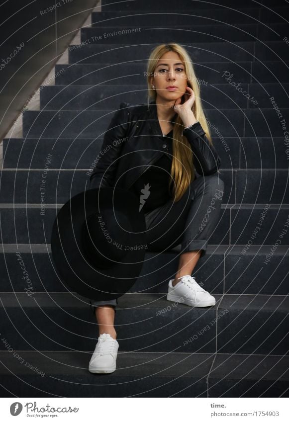 . feminin 1 Mensch Mauer Wand Treppe Hose Jacke Turnschuh Hut blond langhaarig beobachten Denken festhalten Blick sitzen warten schön selbstbewußt Coolness