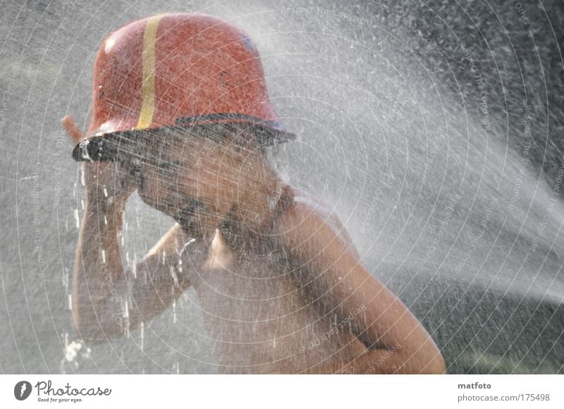 Sommerspaß Farbfoto Außenaufnahme Tag Reflexion & Spiegelung Sonnenlicht Gegenlicht Oberkörper Halbprofil Blick nach unten Freude Körperpflege Wohlgefühl