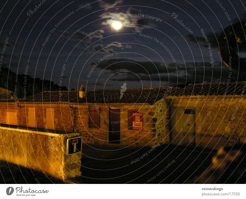 mondnacht Nacht Sommernacht Frankreich Süden Wolken Vollmond Sandstein blau Nachthimmel Haus Mauer Europa vogüé Schilder & Markierungen Mond Himmel Tür