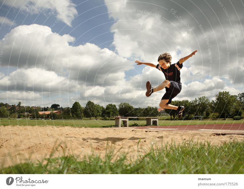 Weitsprung Freude Gesundheit Spielen Ferien & Urlaub & Reisen Sommer Sport Fitness Sport-Training Leichtathletik Schulsport Sandkasten Stadion maskulin Kind