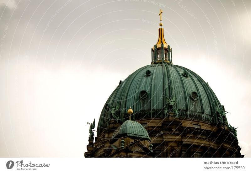 GOTTES HAUS Farbfoto Gedeckte Farben Außenaufnahme Menschenleer Tag Dämmerung Schatten Kontrast Schwache Tiefenschärfe Froschperspektive Himmel Wolken