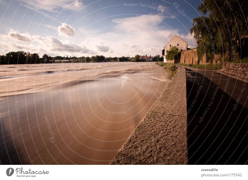 Schärding Farbfoto Außenaufnahme abstrakt Menschenleer Tag Schatten Kontrast Reflexion & Spiegelung Sonnenlicht Bewegungsunschärfe Starke Tiefenschärfe