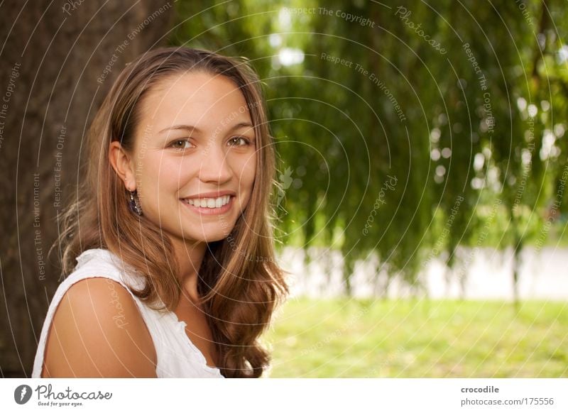 Schönheit II Farbfoto Außenaufnahme Textfreiraum rechts Tag Blitzlichtaufnahme Schwache Tiefenschärfe Zentralperspektive Porträt Oberkörper Blick