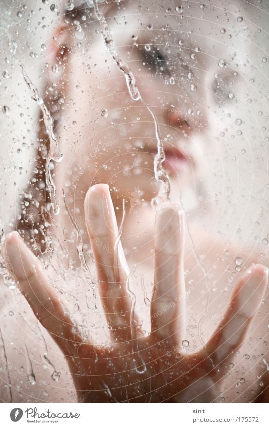 beim duschvorgang Farbfoto mehrfarbig Innenaufnahme Detailaufnahme Blitzlichtaufnahme Schwache Tiefenschärfe Blick in die Kamera Körperpflege Wellness