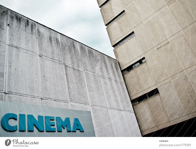 kinotag Farbfoto Außenaufnahme Tag Haus Bauwerk Gebäude Architektur Mauer Wand Fassade alt dunkel historisch Originalität retro trist Kino Cinemaxx Kinofilm