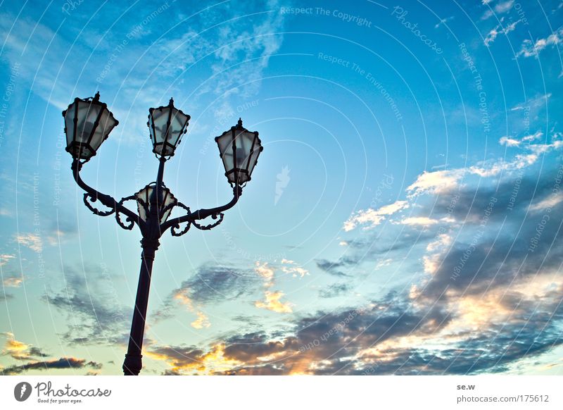 Poseidon? Farbfoto Außenaufnahme Textfreiraum rechts Textfreiraum oben Dämmerung Himmel Gewitterwolken Wetter Stimmung Laterne