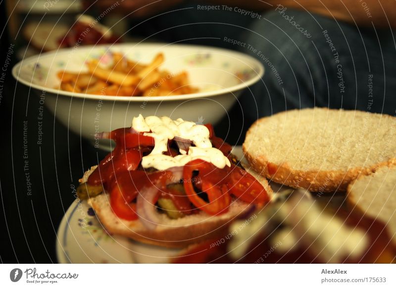 Lucullusbrötchen auf Oma's Porzellan Lebensmittel Gemüse Teigwaren Backwaren Brötchen Pommes frites Mayonnaise Ketchup Tomate Zwiebel Ernährung Mittagessen