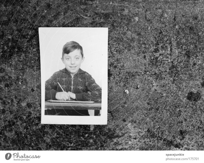 Bildungslücke Schwarzweißfoto Textfreiraum rechts Porträt Blick in die Kamera Kindererziehung Schule lernen Schulgebäude Schulhof Klassenraum Schulkind Schüler